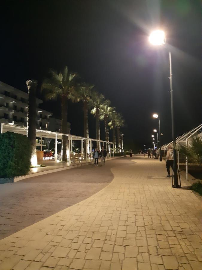 Comfy Beachfront Apartment - 50M From The Sea ゴーレム エクステリア 写真