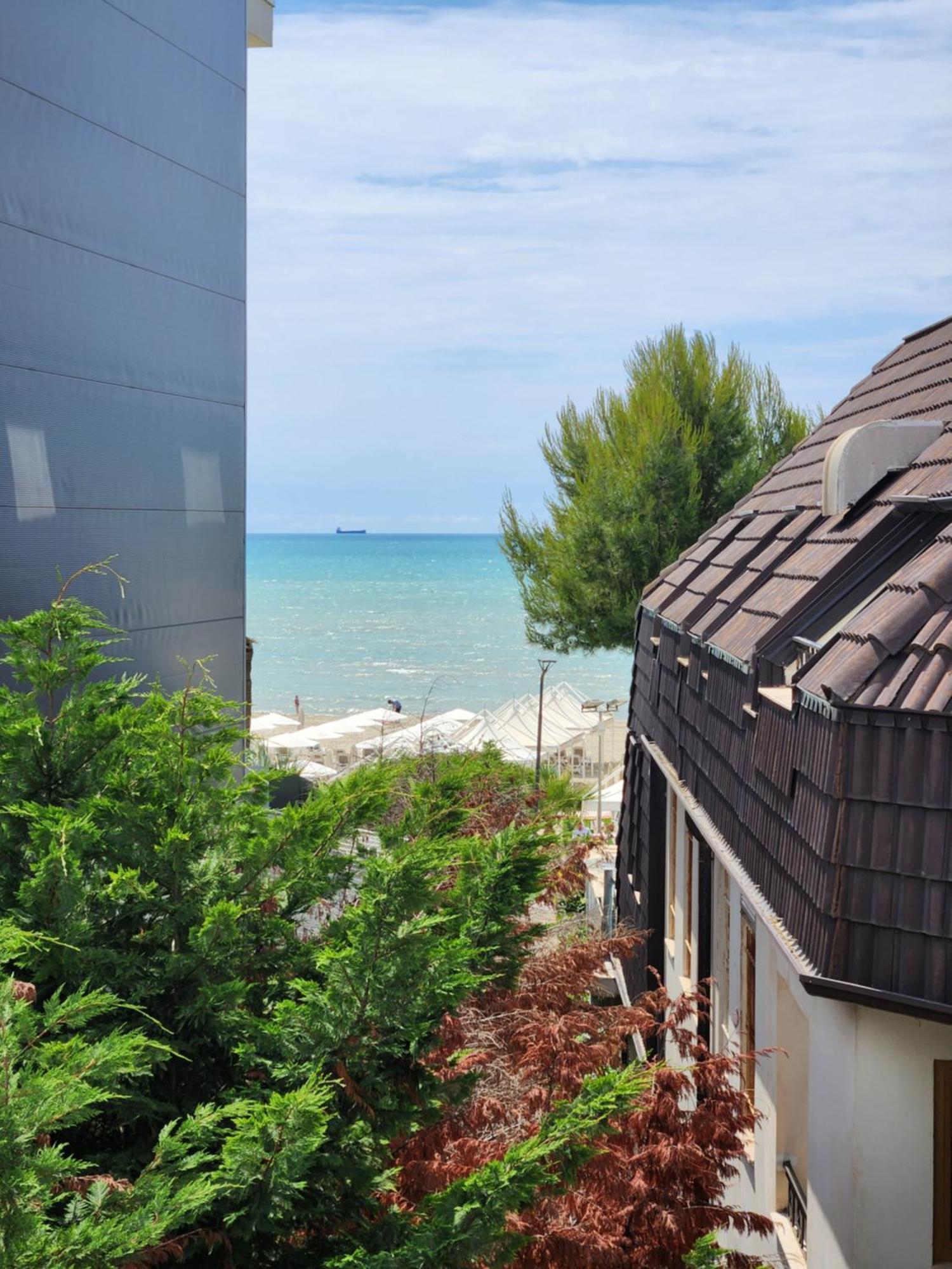 Comfy Beachfront Apartment - 50M From The Sea ゴーレム エクステリア 写真