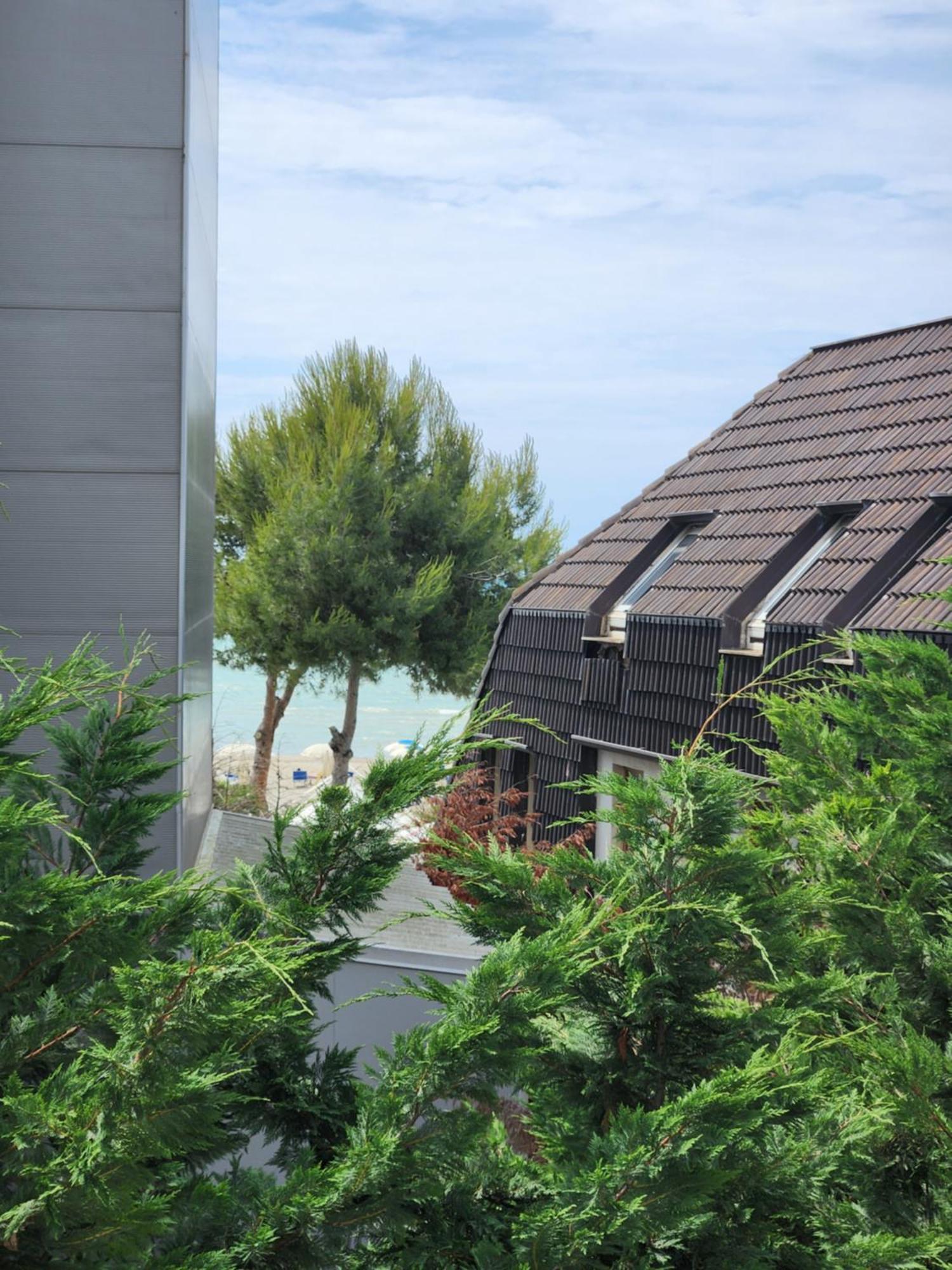 Comfy Beachfront Apartment - 50M From The Sea ゴーレム エクステリア 写真