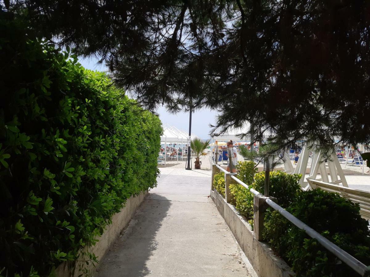 Comfy Beachfront Apartment - 50M From The Sea ゴーレム エクステリア 写真