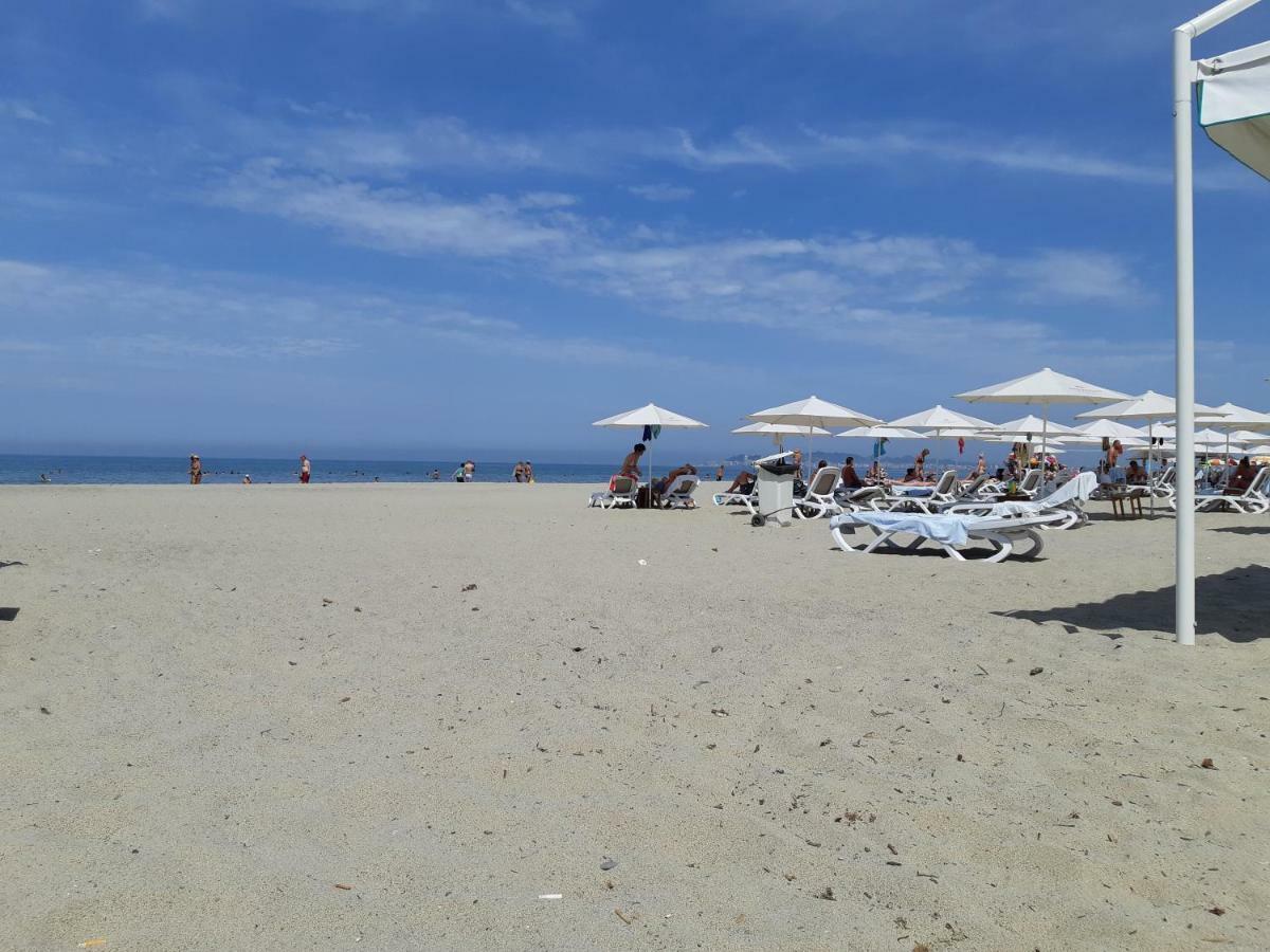 Comfy Beachfront Apartment - 50M From The Sea ゴーレム エクステリア 写真